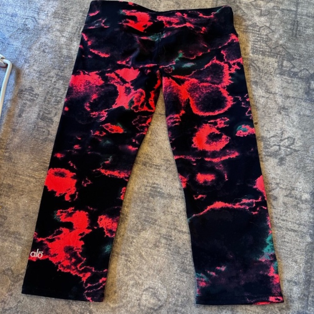 ALO cropped airbrushed volcano leggings
